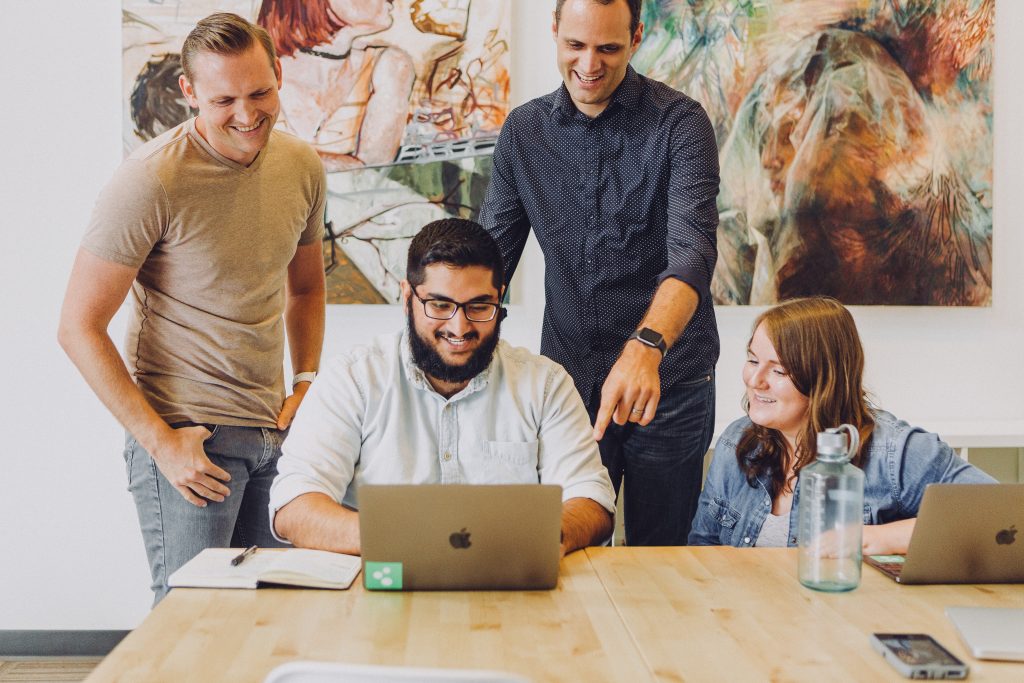 personas practicando la asertividad en el trabajo