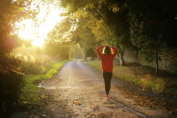 mujer que va a terapia camina por el camino durante el día