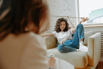 mujer adolescente en sofa tomando terapia individual